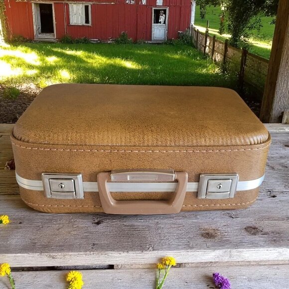 Vintage Brown Vanity Hard Shell Suitcase W Handle and 2 Latches - Picture 3 of 10